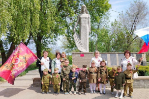 Экскурсия к памятнику и Вечному огню Экскурсия к памятнику и Вечному огню.